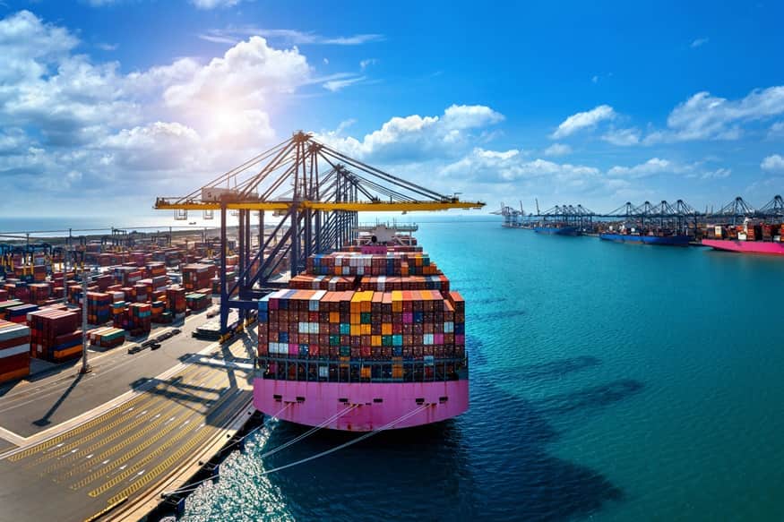Caja de envío con etiqueta de precaución